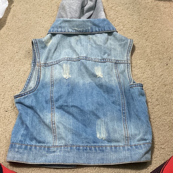Sleeveless jean jacket with hood, worn a few time but in great condition - Picture 4 of 4